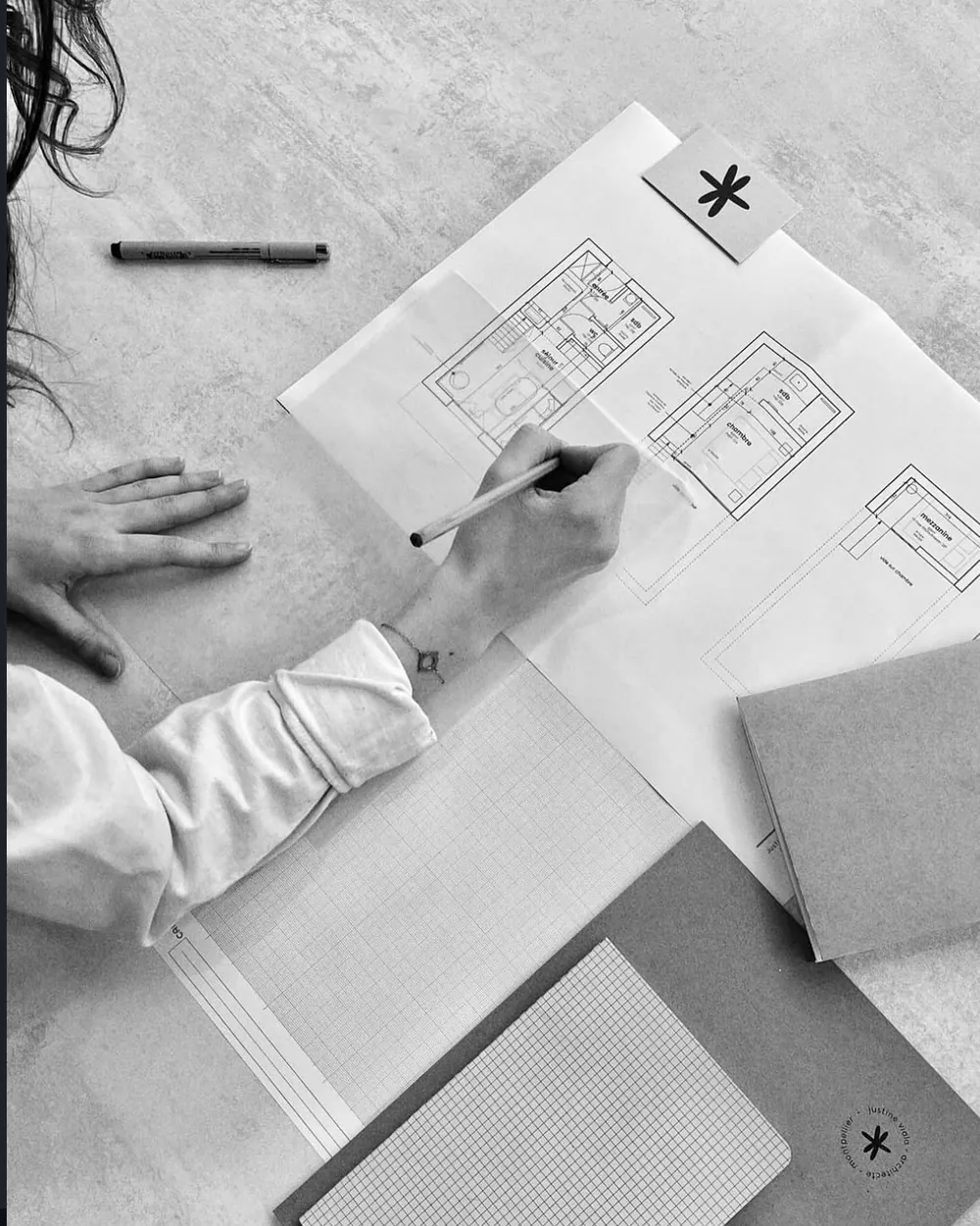Justine Viala dessinant un plan d'aménagement